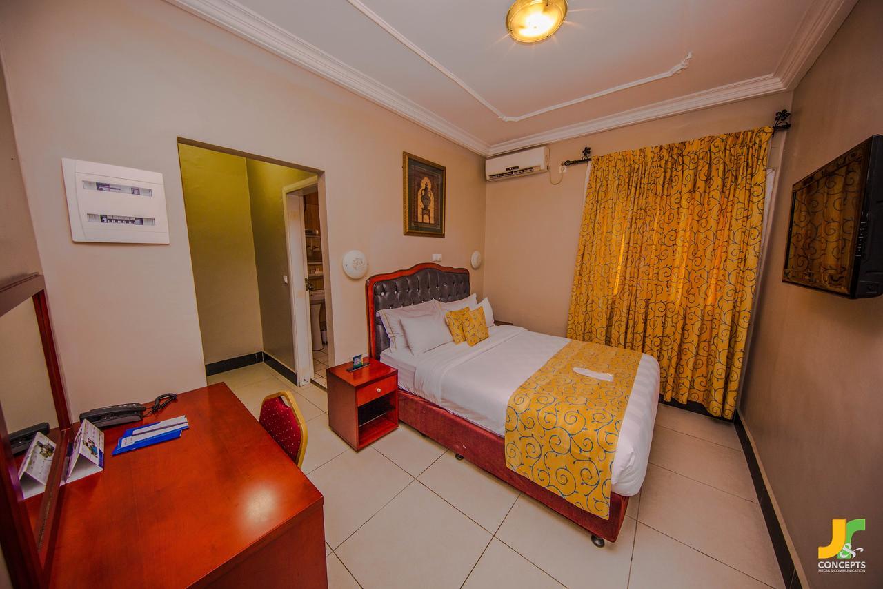 Hotel La Falaise Bonanjo Дуала Екстериор снимка