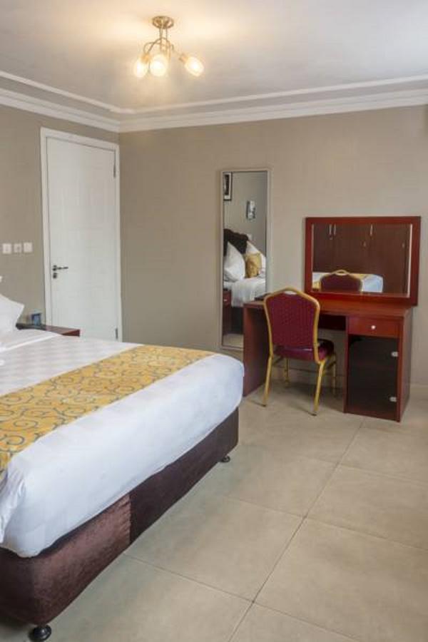 Hotel La Falaise Bonanjo Дуала Екстериор снимка