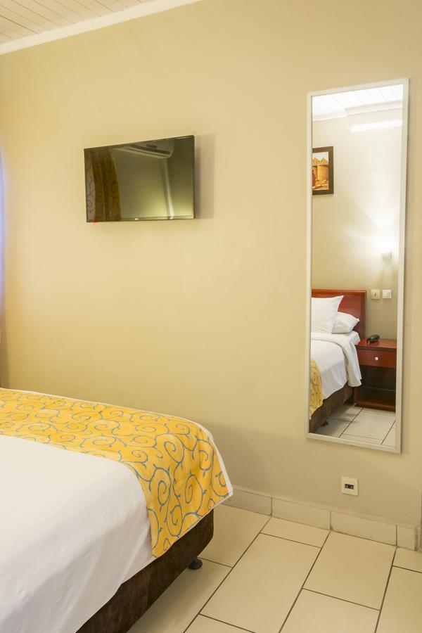 Hotel La Falaise Bonanjo Дуала Екстериор снимка