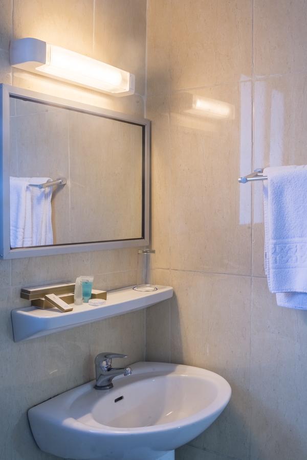Hotel La Falaise Bonanjo Дуала Екстериор снимка