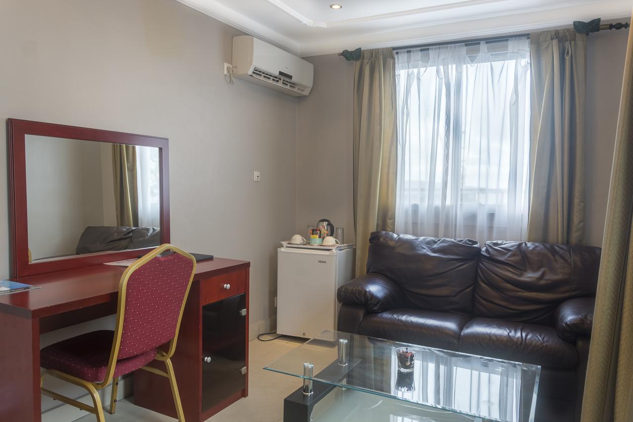 Hotel La Falaise Bonanjo Дуала Екстериор снимка