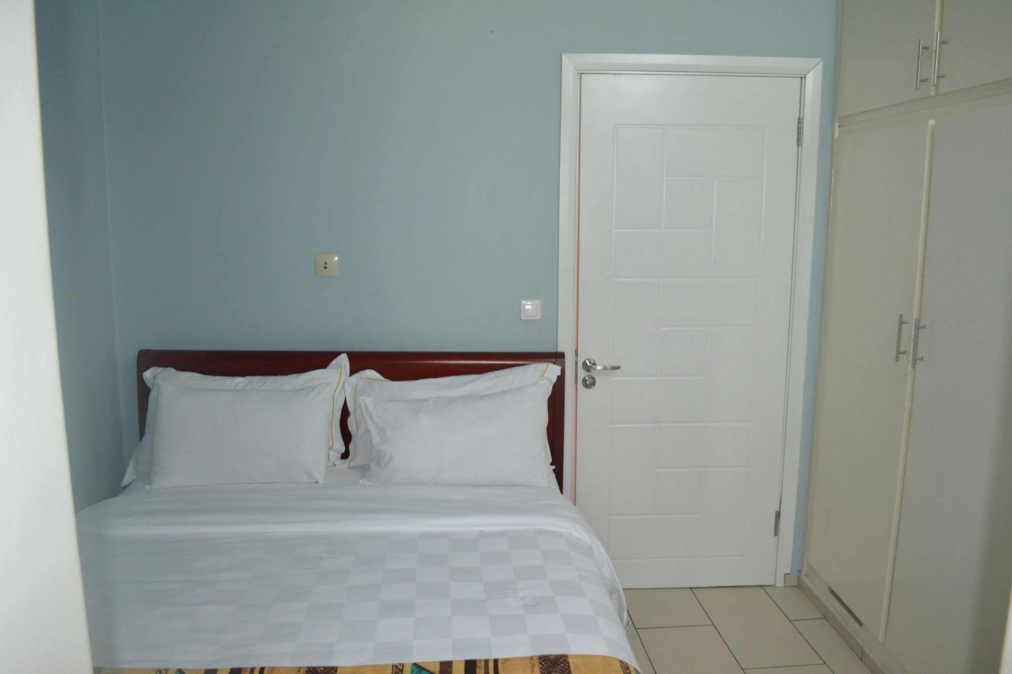 Hotel La Falaise Bonanjo Дуала Екстериор снимка