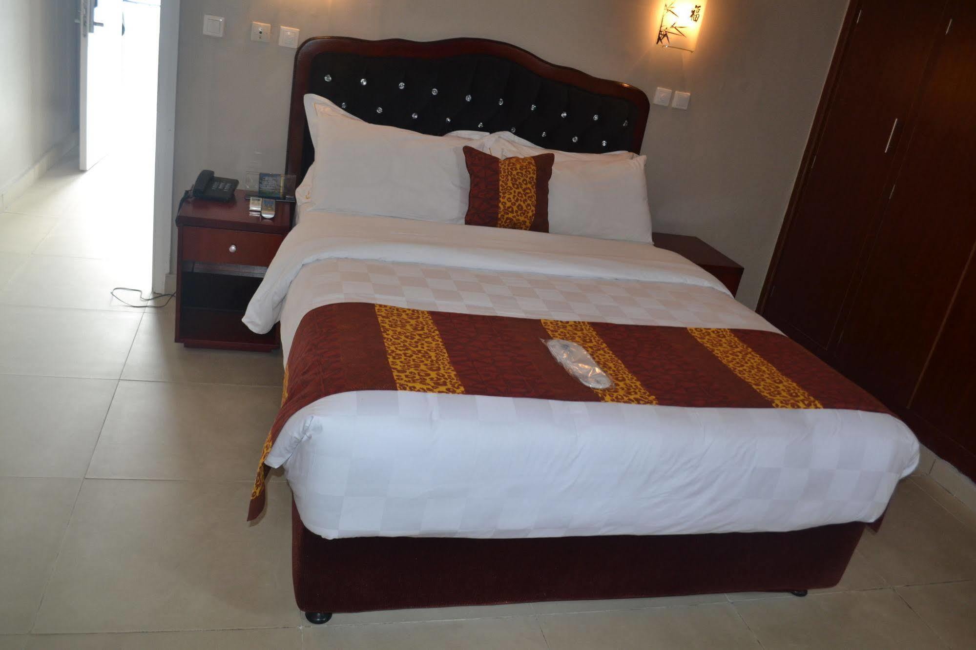 Hotel La Falaise Bonanjo Дуала Екстериор снимка