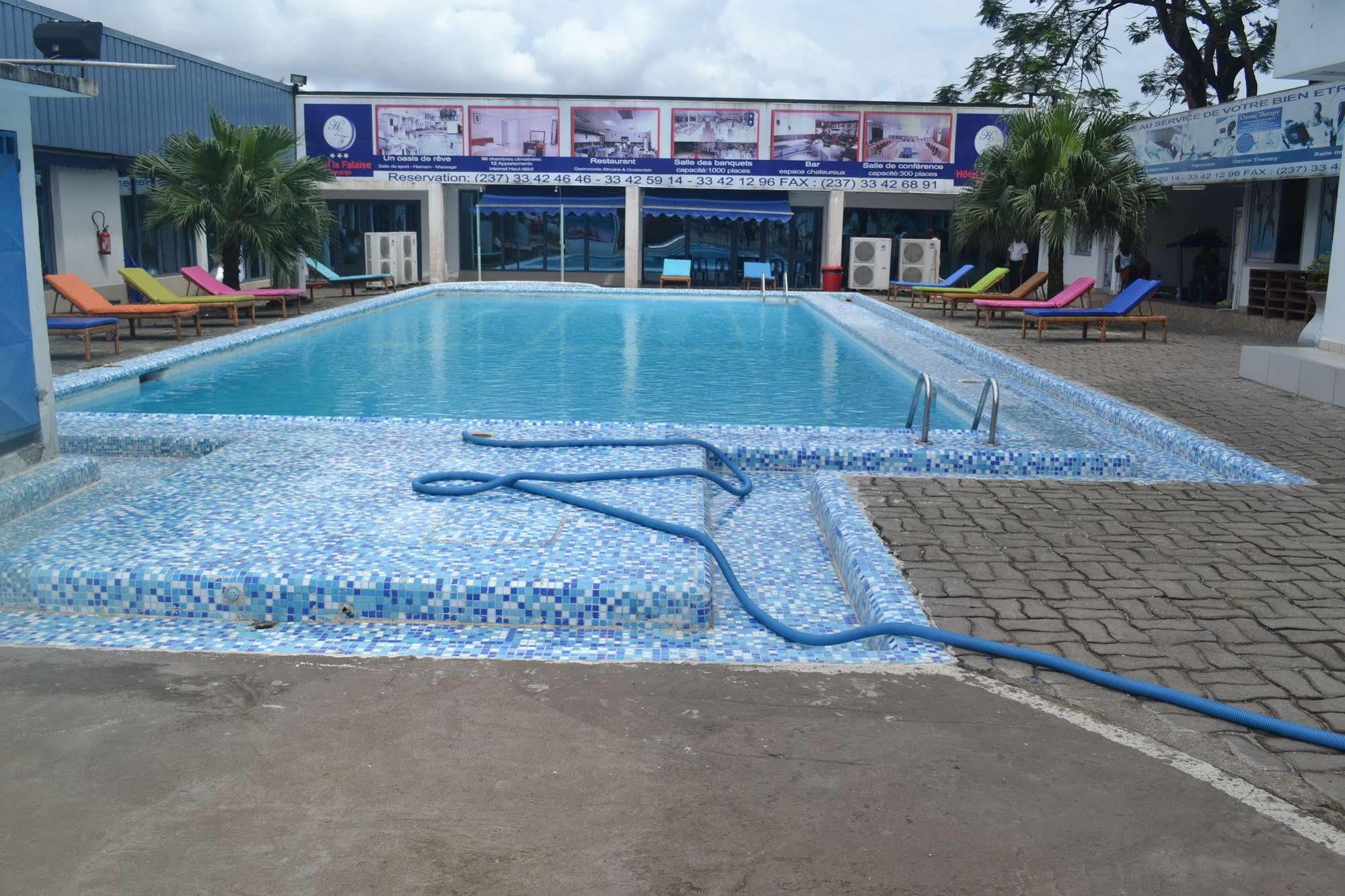 Hotel La Falaise Bonanjo Дуала Екстериор снимка