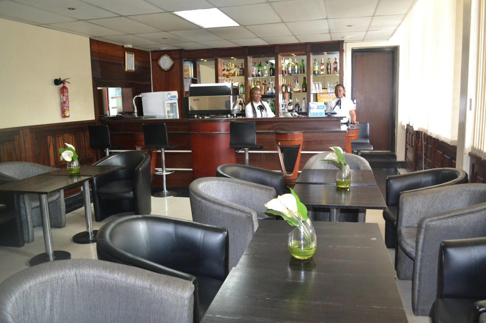 Hotel La Falaise Bonanjo Дуала Екстериор снимка